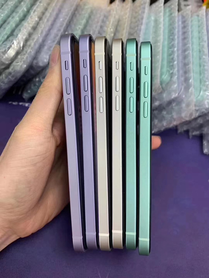 Dẫu vậy, ngoài những màu sắc cơ bản, iPhone 11 được độ vỏ không thể có màu sắc xanh lục và xanh navy như trên thế hệ iPhone 12 mới đây. (Ảnh: @duanrui1205)