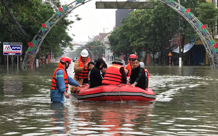 Công an Nghệ An điều xuồng máy và chiến sĩ vào Hà Tĩnh cứu hộ người dân Ảnh 2
