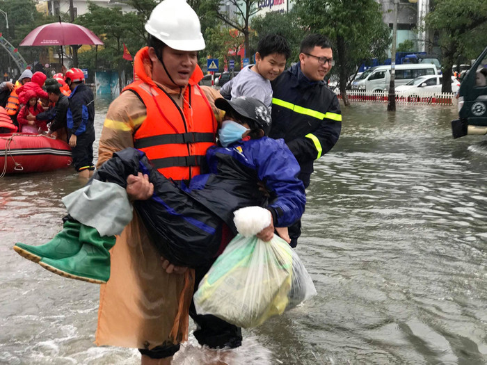 Công an Hà Tĩnh cũng đã lập tổ đặc biệt đến hỗ trợ người dân đến nơi an toàn