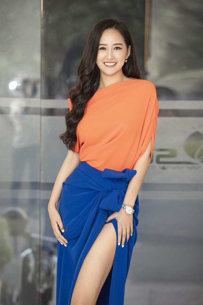 Mai Phương Thúy từng mang đến hình ảnh trẻ trung với set đồ màu sắc nổi bật. Tuy nhiên, cách đặt tay vịn váy của chân dài lại không mấy thoải mái, có phần đơ cứng. 