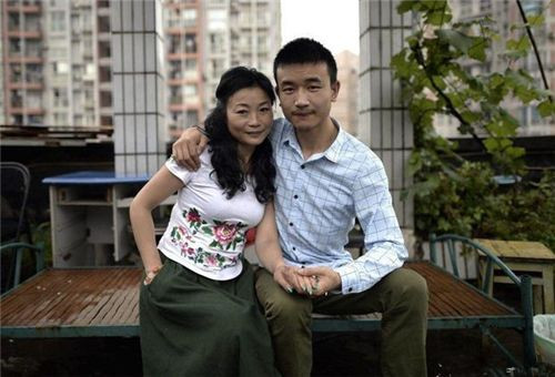 Bà mẹ đơn thân hạnh phúc bên người chồng trạc tuổi con trai mình. 