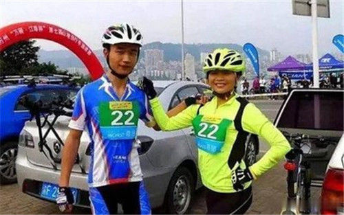 Cặp đôi 'dì cháu' quen nhau qua một cuộc đua xe đạp. 