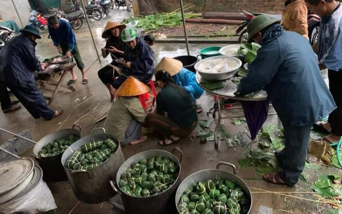 Người dân xứ Nghệ gói bánh chưng tiếp tế bà con vùng lũ lụt Ảnh 2