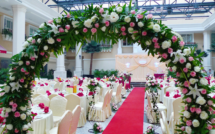 Các đám cưới tổ chức liên tục khiến ông Lôi đau đầu.