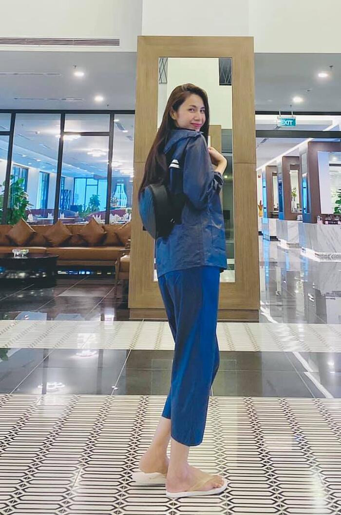 Cô nàng chỉ mang theo ít đồ dùng và gắn bó với chúng trong suốt hành trình