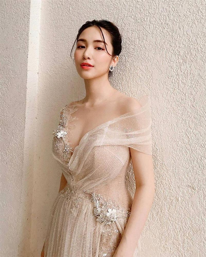 Cứu thai phụ, nước cuốn xe của Hoà Minzy vào nhà khiến người dân hiểu lầm ném đá vỡ kính oto Ảnh 8
