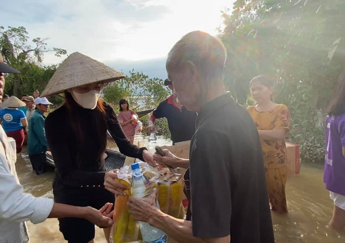 Thủy Tiên kêu gọi cứu trợ miền Trung được hơn 100 tỷ đồng sau 1 tuần, nhắn nhủ: 'Đừng chửi mình tội nghiệp nha!' Ảnh 3