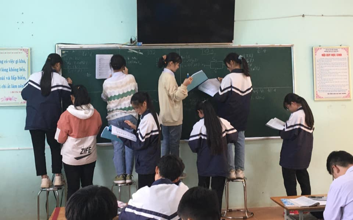 Nhân dịp 20/10, thầy giáo chỉ nói một câu đã khiến nữ sinh giành nhau lên bảng làm bài Ảnh 2