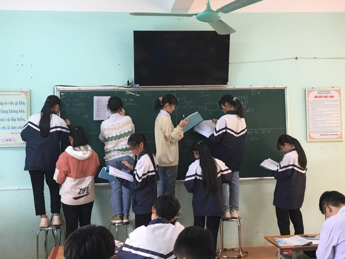 Hình ảnh các nữ sinh tranh nhau lên bảng sau câu phát biểu của thầy giáo. Ảnh: Ninh Duy Định Đạt/Group Trường Người Ta