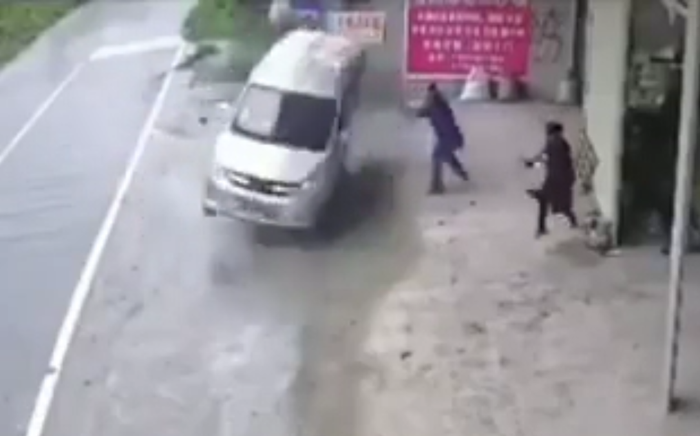 Clip: Xe ô tô bất ngờ mất lái và pha santo hiếm có khiến tất cả thót tim Ảnh 2