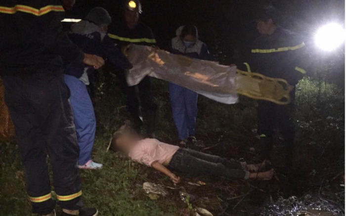 Cô gái nhảy từ trên cầu xuống sông nhưng rơi trúng bãi đất bồi nên thoát chết trong gang tấc Ảnh 2