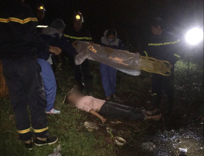 Lực lượng cứu hộ đưa nạn nhân đi bệnh viện.