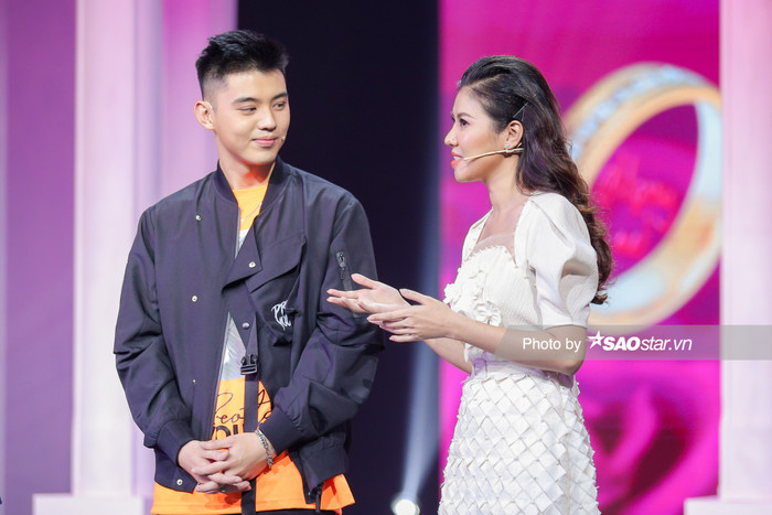 Trong chương trình, anh chàng kết đôi với Hoài Trang. cô gái lớn hơn anh một tuổi