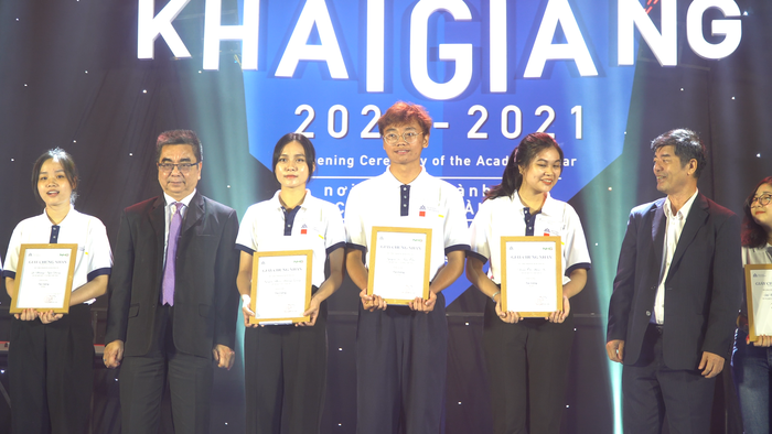 PGS TS Thái Bá Cần - Chủ tịch Hội đồng Trường và Viện sĩ - PGS TS Nguyễn Ngọc Điện - Hiệu trưởng trường ĐH Hoa Sen trao học bổng cho các tân sinh viên