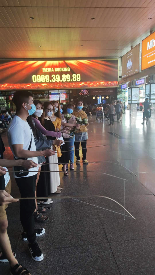 Không quên đem cần câu theo để 'cà khịa'