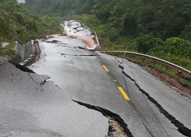 Vụ sạt lở cũng khiến cho quốc lộ 12A bị hư hỏng, gãy nát. Ảnh: BP