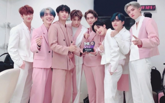 Nhóm Pentagon rơi nước mắt, bày tỏ lòng biết ơn đối với người hâm mộ khi nhận cúp sau 4 năm debut Ảnh 2