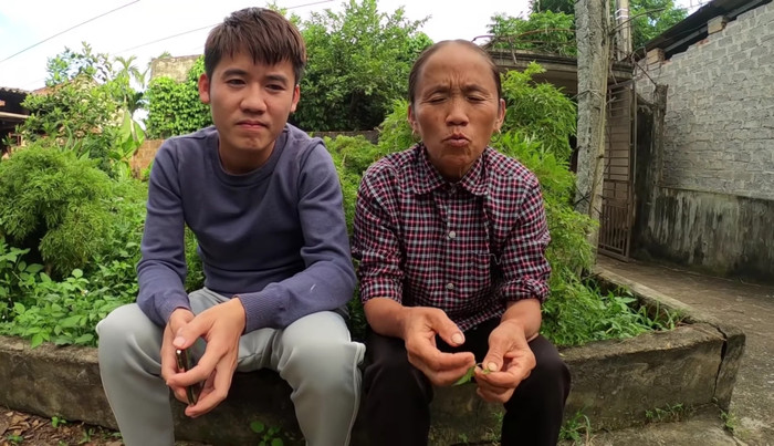 Mẹ con bà Tân Vlog quay clip ủng hộ miền Trung bão lũ