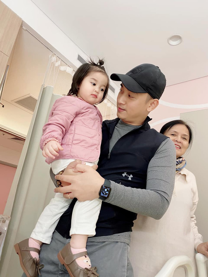 Chồng Hằng Túi dẫn bé Sam vào thăm mẹ và em út