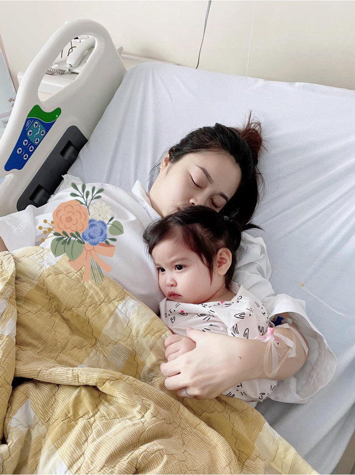 Chị Sam đòi được ngủ với mẹ cơ, em bé cho chị 'mượn' mẹ chút nhé