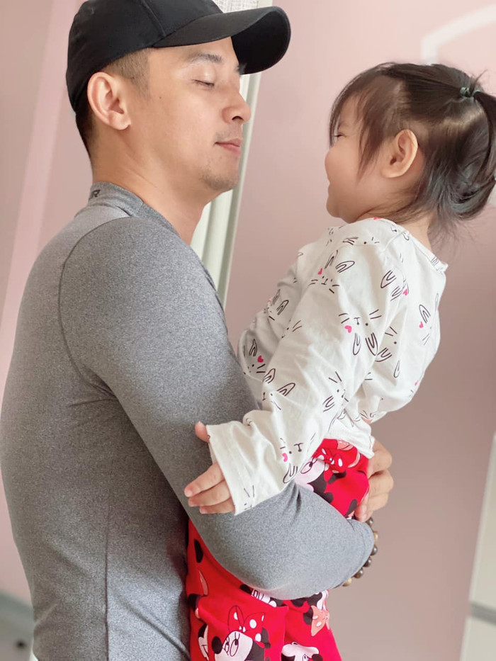 Con gái Hằng Túi vào thăm em út, trông thấy cảnh này liền 'bức xúc': 'Em bé cắn mẹ đấy à?' Ảnh 7