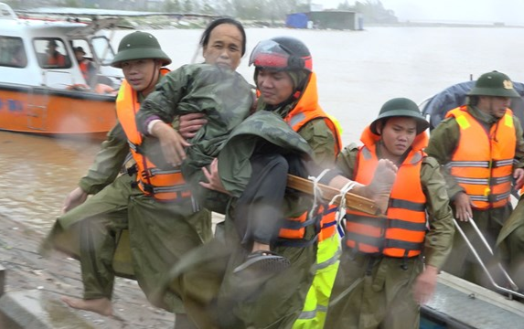 Khoảnh khắc đẹp giữa mùa lũ miền Trung: Công an bất chấp nguy hiểm lội nước cõng 3 người đi cấp cứu Ảnh 2