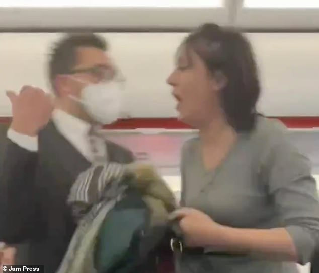 Bị đuổi khỏi máy bay, người phụ nữ cay cú chửi thề và phun nước bọt vào hành khách Ảnh 4