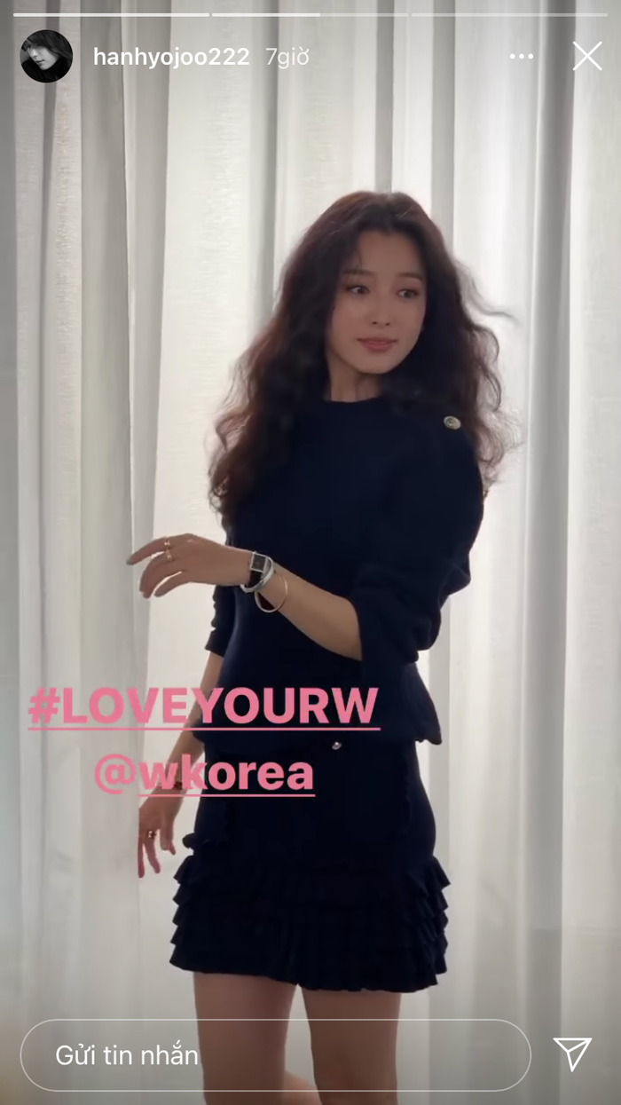 Tạo dáng chuyên nghiệp trước ống kính.