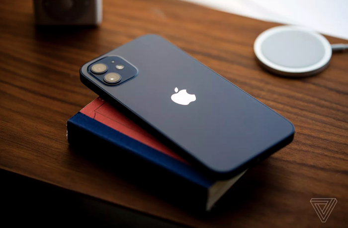 Cuối tuần này, những chiếc iPhone 12 đầu tiên sẽ được chuyển tới tay người dùng. Dù vậy, một số trang công nghệ lớn trên thế giới đã bắt đầu nhận được những chiếc iPhone 12 đầu tiên để thực hiện đáng giá. Năm nay, iPhone 12 là mẫu smartphone thuộc tầm giá thấp hơn của Apple. Máy sở hữu màn hình 6,1 inch, tuy nhiên lúc này được nâng cấp lên OLED thay vì màn hình LCD như thiết bị tiền nhiệm. Ảnh: The Verge