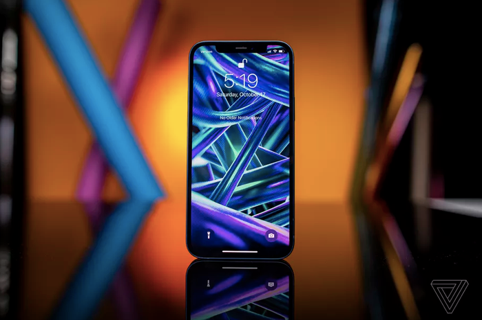 Thiết kế iPhone 12 là sự tổng hoà giữa vẻ đẹp hiện đại và vẻ đẹp hoài cổ. Ở mặt trước,&nbsp; máy vẫn có thiết kế “tai thỏ” quen thuộc của Apple trong vài năm trở lại đây. Trong khi đó, sườn chiếc điện thoại này lại được vát phẳng, thiết kế từng được nhiều người yêu thích trên những chiếc iPhone 4/ iPhone 5. Gần đây, Apple làm “sống dậy” thiết kế này, bắt đầu từ những mẫu máy iPad Pro và sau đó là iPad Air. Ảnh: The Verge