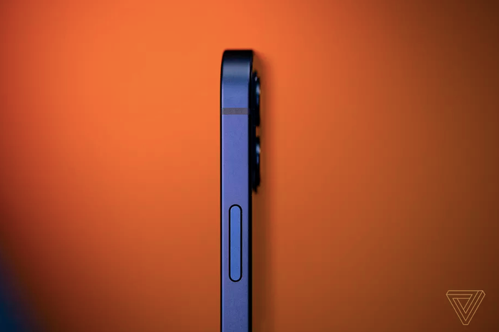Cận cảnh phần khung viền của iPhone 12 làm từ nhôm. Chúng được thiết kế phẳng thay vì bo cong elip như các thiết kế trước đó. Phần khung viền được thiết kế theo phong cách nhám. Ảnh: The Verge