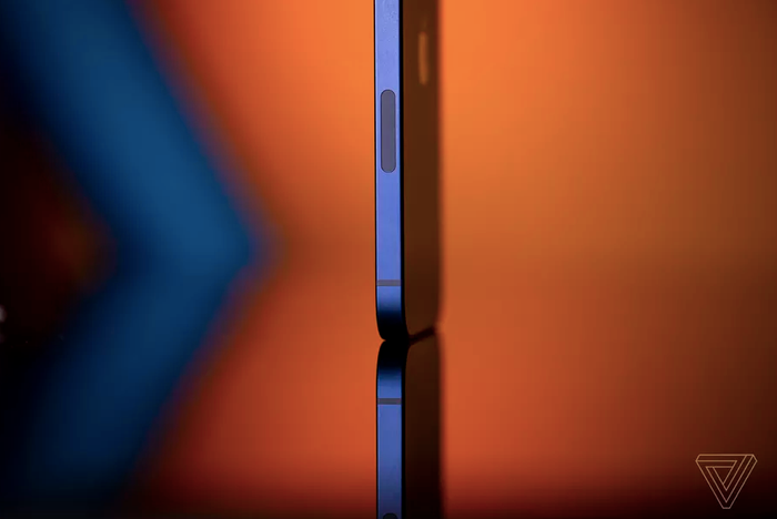 Sườn máy có những rãnh cắt đóng vai trò là ăng ten trong khi đó có một phần nhựa là ăng tên của Ultra Wideband. Ảnh: The Verge