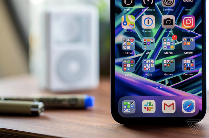 iPhone 12 có màn hình OLED. So với màn hình LCD, màn hình này có khả năng hiển thị màu sắc rực rỡ kèm độ tương phản cao hơn với màu đen đen hơn và màu trắng trắng hơn. Ảnh: The Verge