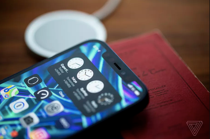 Phần tai thỏ vẫn là nơi chứa các cảm biến cần thiết cho vận hành của điện thoại cùng với đó là FaceID và camera selfie. Ảnh: The Verge