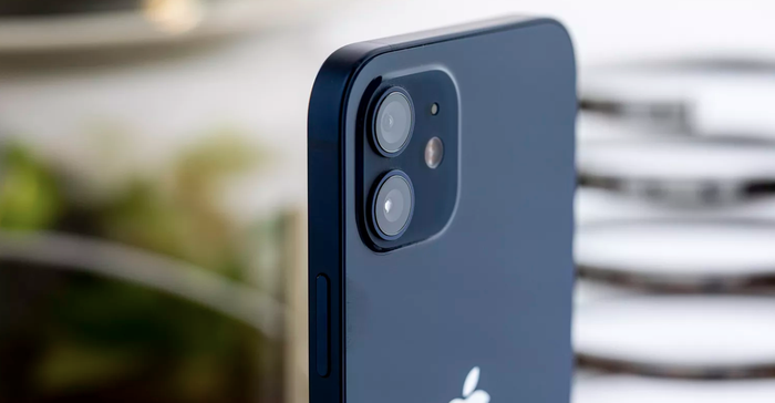 iPhone 12 vẫn chỉ có cụm camera kép. Ảnh: The Verge