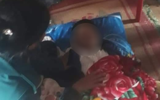 Mẹ chèo thuyền đi nhận hàng cứu trợ, bé trai ở nhà bị lũ cuốn tử vong Ảnh 2