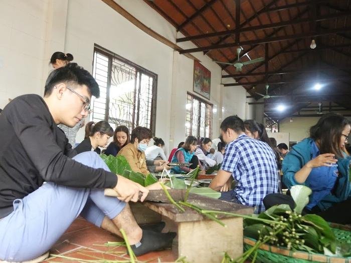 Người Hà Nội ngày đêm gói hàng nghìn chiếc bánh chưng cứu trợ miền Trung qua cơn lũ dữ Ảnh 6