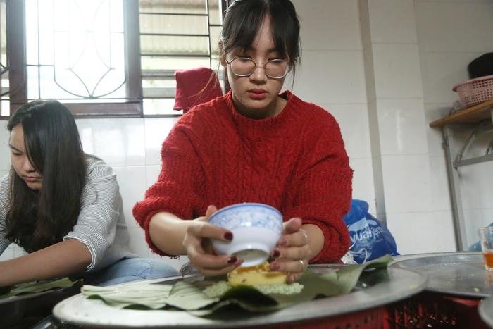 Người Hà Nội ngày đêm gói hàng nghìn chiếc bánh chưng cứu trợ miền Trung qua cơn lũ dữ Ảnh 7