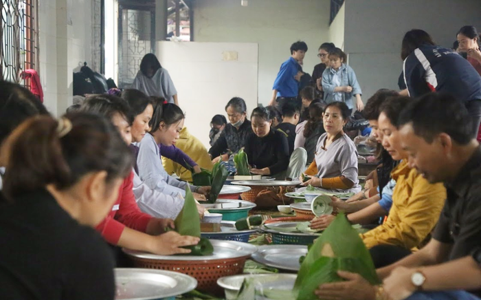 Người Hà Nội ngày đêm gói hàng nghìn chiếc bánh chưng cứu trợ miền Trung qua cơn lũ dữ Ảnh 2