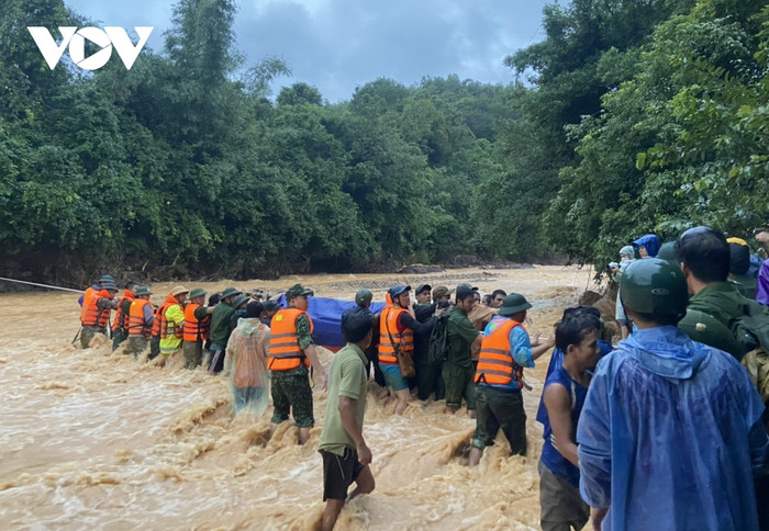 Vượt ​​suối đưa thi thể Thượng úy công an về trung tâm huyện. Ảnh: VOV