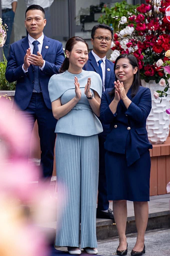 Được biết vừa qua, cô đã đến ủng hộ ông xã Cường Đô La - khai trương toà nhà văn phòng mới của công ty, người đẹp trang điểm nhẹ nhàng, chọn trang phục thanh lịch