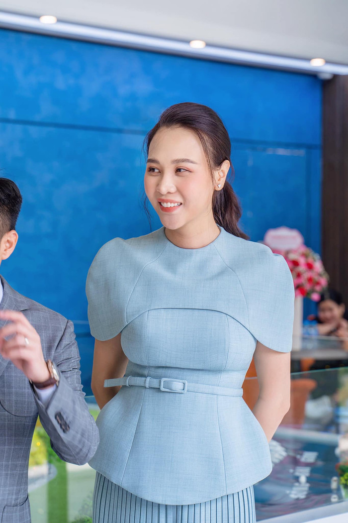 Đàm Thu Trang khoe vóc dáng hoàn hảo sau hai tháng sinh con gái đầu lòng