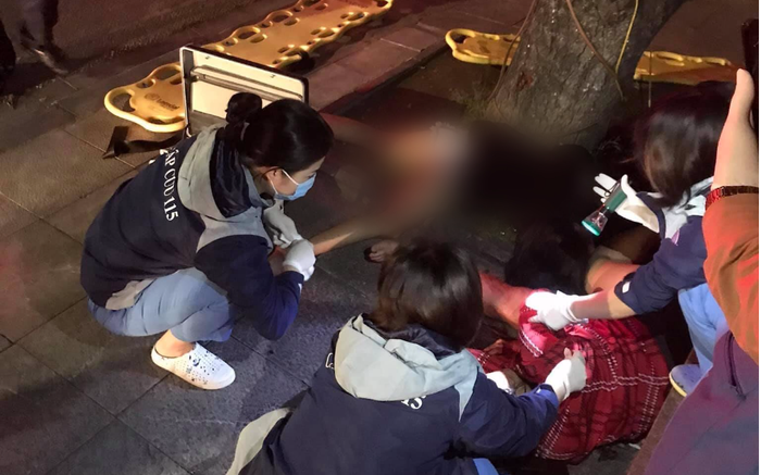 Hai cô gái lái xe lao vào gốc cây ven bờ hồ Hoàn Kiếm khiến xe máy văng 100m, 1 người tử vong, người còn lại nhập viện cấp cứu Ảnh 2