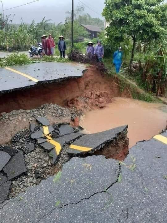 Từng mảng đứt, gãy lớn trên tuyến Tỉnh lộ 554.