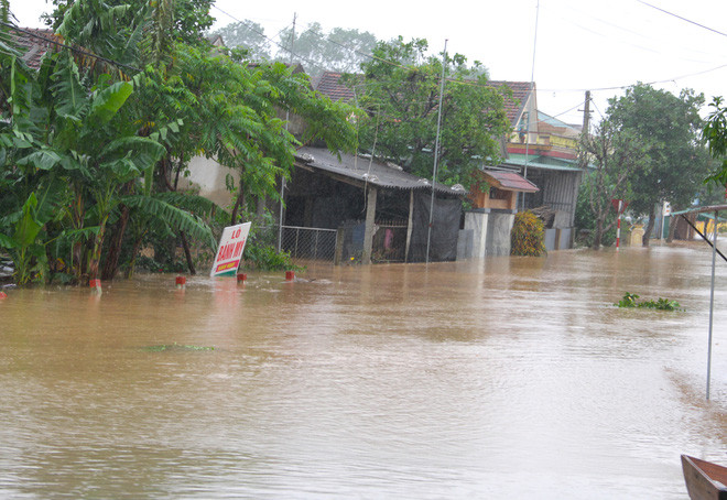 Các huyện Kỳ Anh, Thạch Hà, TP.Hà Tĩnh nhiều vùng vẫn đang bị cô lập hoàn toàn 