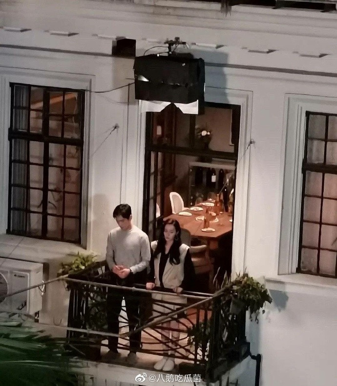 'Em là niềm kiêu hãnh của anh' lộ ảnh hậu trường: Địch Lệ Nhiệt Ba - Dương Dương từ ngọt ngào đến giận dỗi Ảnh 10