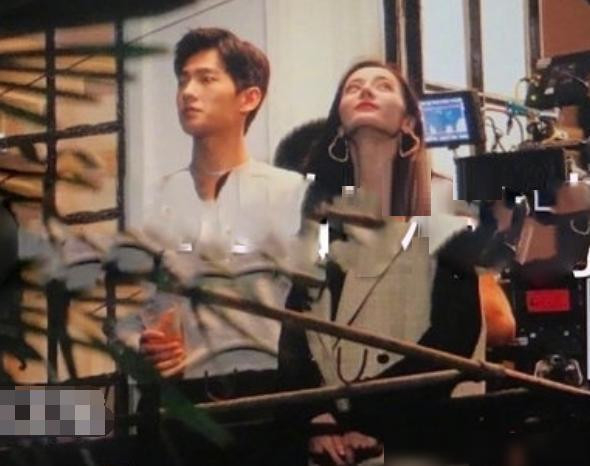 'Em là niềm kiêu hãnh của anh' lộ ảnh hậu trường: Địch Lệ Nhiệt Ba - Dương Dương từ ngọt ngào đến giận dỗi Ảnh 12