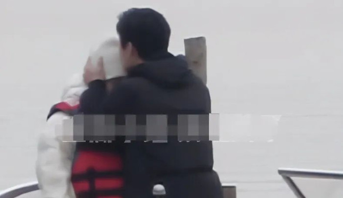 'Em là niềm kiêu hãnh của anh' lộ ảnh hậu trường: Địch Lệ Nhiệt Ba - Dương Dương từ ngọt ngào đến giận dỗi Ảnh 9