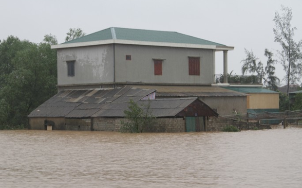 Sang nhà hàng xóm tránh lũ, một học sinh lớp 3 ngã tử vong Ảnh 2