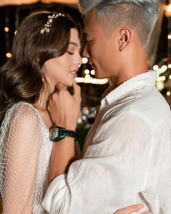 Thủ môn Bùi Tiến Dũng đang hẹn hò với cô người mẫu nóng bỏng Dianka.